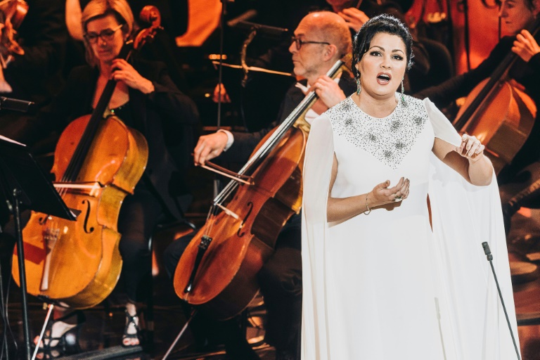 السوبرانو الروسية آنا نتريبكو تغني خلال الاحتفال السابع والعشرين لتوزيع جوائز فيكتوار الموسيقية في فرنسا في 21 شباط/فبراير 2020(اف ب)