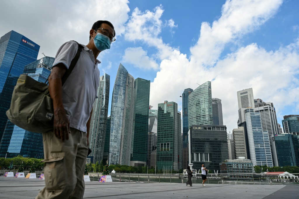 انتعش اقتصاد سنغافورة العام الماضي من أسوأ ركود له في عام 2020 بعد أن دمر الوباء اقتصادها المعتمد على التجارة والسياحة (ا ف ب)