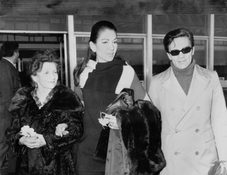 بيير باولو بازوليني (يمين) إلى جانب السوبرانو ماريا كالاس (وسط) ووالدته سوزانا في مطار فيوميتشينو الدولي في روما سنة 1970 (ا ف ب)