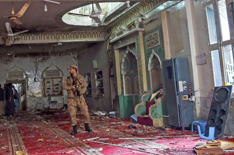 صور من التفجير الانتحاري الذي استهدف مسجد في باكستان (ا ف ب)