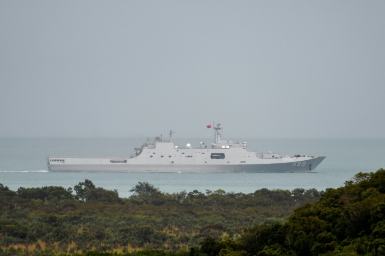  صورة التُقطت في 18 شباط/فبراير 2022 لسفينة نقل برمائية صينية تعبر مضيق توريس في شمال أستراليا (اف ب)