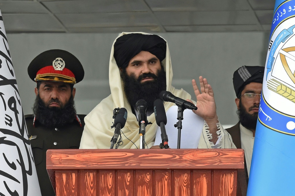 تم تصوير وزير داخلية طالبان سراج الدين حقاني علانية لأول مرة في حفل لمجندين جدد في الشرطة (أ ف ب)