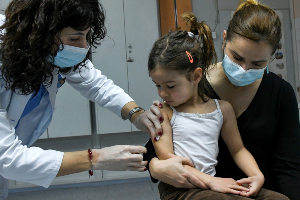 طفلة تتلقى اللقاح المضاد الحصبة في أحد مستشفيات العاصمة بودغوريتشا في 16 شباط/فبراير 2020(ا ف ب)