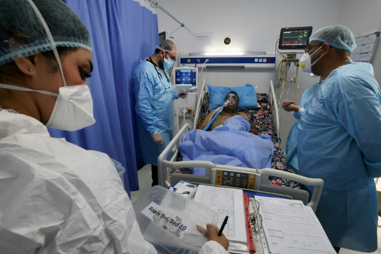 أفراد من الطاقم الطبي في مستشفى الشفاء الحكومي في بغداد مع مريض في 20 شباط/فبراير 2022(ا ف ب)