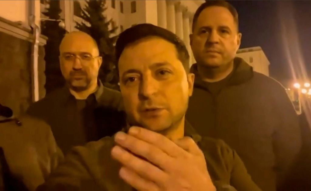 أصبحت مقاطع الفيديو المتحدية المنشورة على وسائل التواصل الاجتماعي جزءًا أساسيًا من استراتيجية اتصال زيلينسكي (أ ف ب)