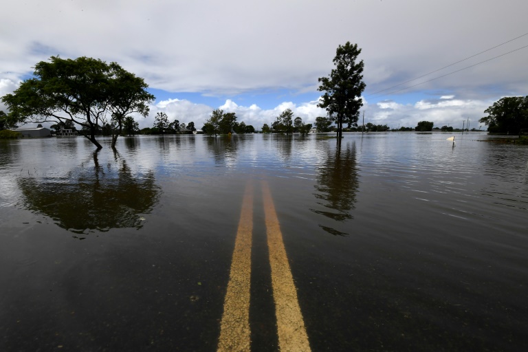 منظر عام لشارع غمرته المياه في لورانس التي تبعد حوالي 70 كيلومترًا عن مدينة ليسمور في ولاية نيو ساوث ويلز ، في الأول من آذار/ مارس 2022 (ا ف ب).