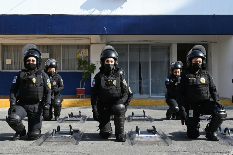   أعضاء فرقة الشرطة النسائية في مكسيكو   يتزربن على كيفية استخدام درع مكافحة الشغب ا (ا ف ب)
