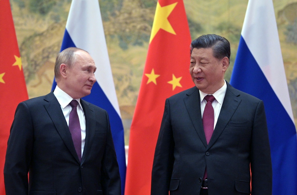 صورة مؤرخة في 4 شباط/فبراير 2022 للرئيسين الروسي فلاديمير بوتين (إلى اليسار) والصيني شي جينبينغ خفي بكين (ا ف ب)