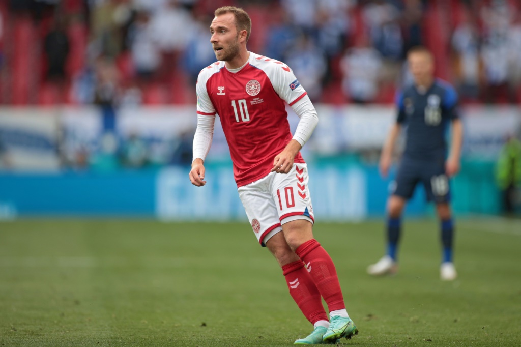 تعرض إريكسن لسكتة قلبية في المباراة الاولي للدنمارك في كأس أوروبا ضد فنلندا في كوبنهاغن في 12 حزيران/يونيو 2021 وتم إنعاشه على أرض الملعب (ا ف ب)