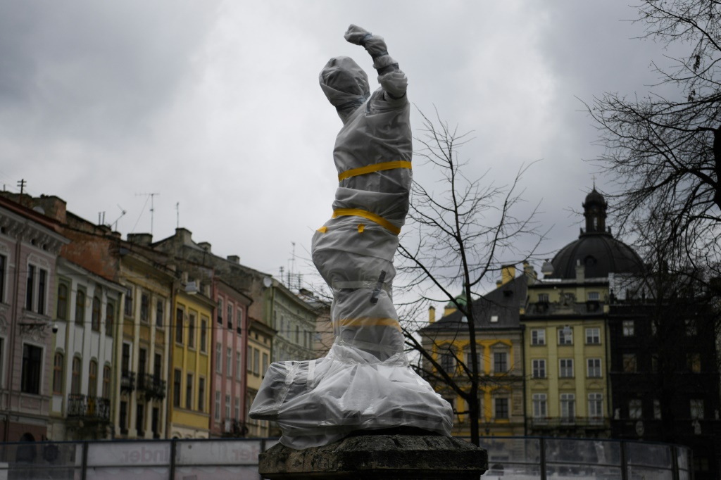 تمثال مغلّف في وسط مدينة لفيف في أوكرانيا في 5 آذار/مارس 2022 لحمايته من قصف محتمل (ا ف ب)