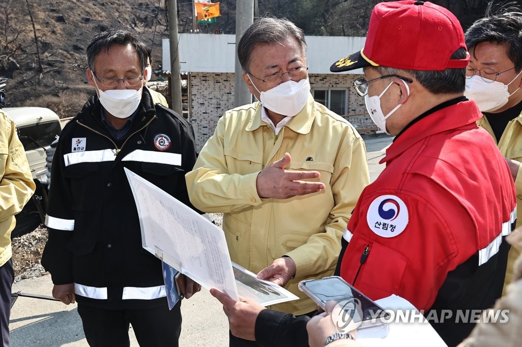 رئيس كوريا الجنوبية يزور المنطقة المتضررة من حرائق الغابات شرقي البلاد  (يونهاب)