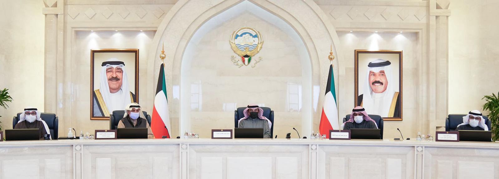 صورة لأول جلسة لمجلس الوزراء الكويتي (كونا)