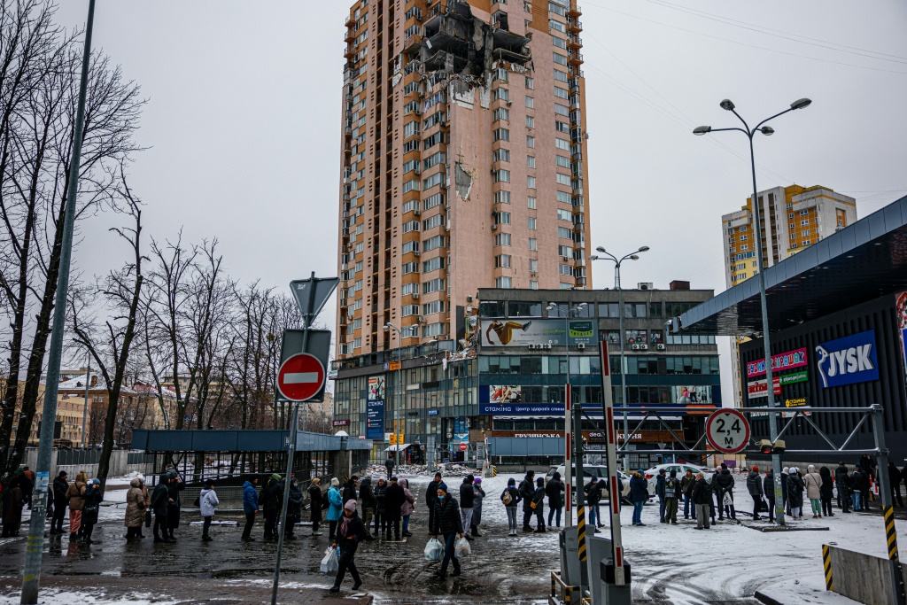 أشخاص يضطفون لشراء مواد غذائية خارج متجر في كييف بتاريخ 1 آذار/مارس 2022 (أ ف ب)