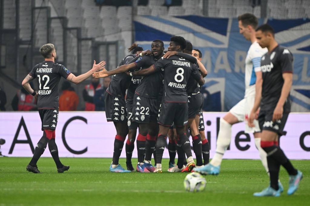 لاعبو موناكو يحتفلون بافتتاح التسجيل في مرمى مرسيليا في الدوري الفرنسي على ملعب فيلودروم في 6 آذار/مارس 2022 (ا ف ب)