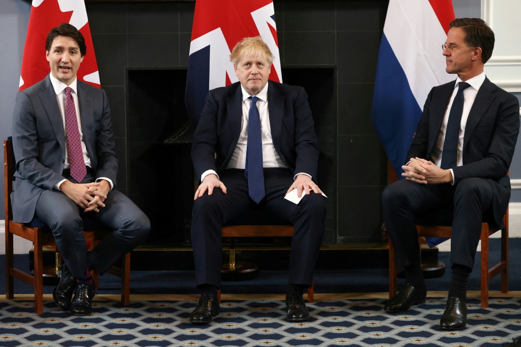 رئيس الوزراء البريطاني بوريس جونسون (وسط) يلتقي نظيريه الكندي جاستن ترودو (يسار) والهولندي مارك روته في لندن في 7 آذار/مارس 2022(ا ف ب)