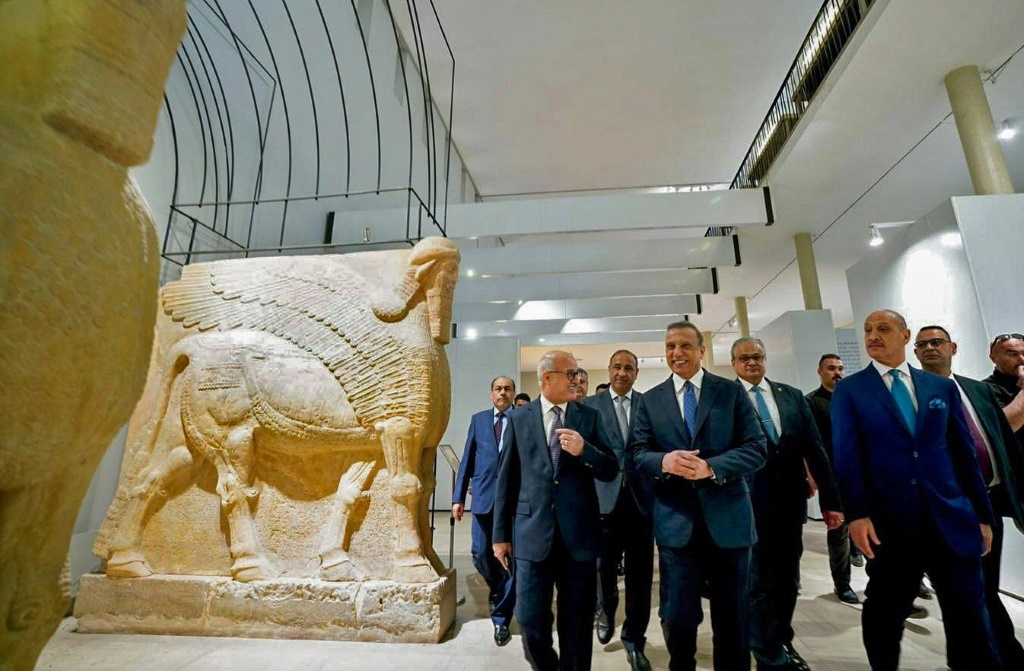 رئيس الوزراء مصطفى الكاظمي خلال افتتاحه المتحف الوطني العراقي في بغداد الذي عاود في 7 آذار/مارس 2022 استقبال الزوار بعد اغلاق استمر ثلاث ستوات(ا ف ب)