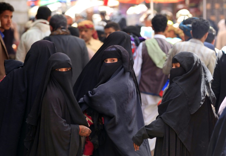  نساء يمنيات يسرن في السوق القديمة في صنعاء في 2 آذار/مارس 2020 (ا ف ب). 