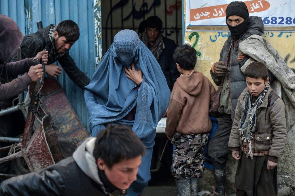 يشار إلى أن النساء والفتيات يشكلن نحو نصف سكان أفغانستان (أ ف ب)