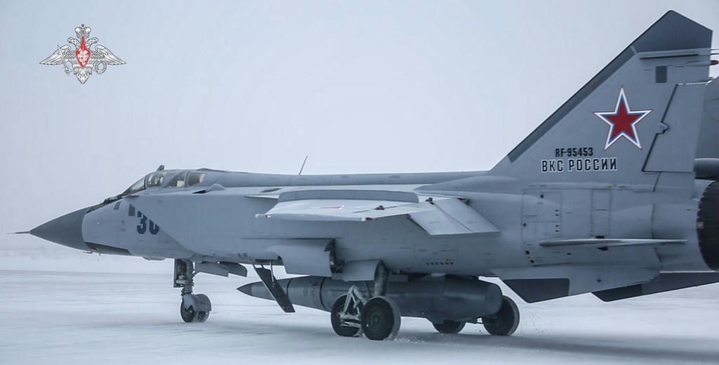 &nbsp;  مقاتلة من طراز MiG-31K تابعة للقوات الجوية الروسية تحمل صاروخ كروز تفوق سرعة الصوت من طراز Kinzhal أثناء تمرين قوة الردع الاستراتيجي Grom-2022 في موقع غير محدد في روسيا (أ ف ب)