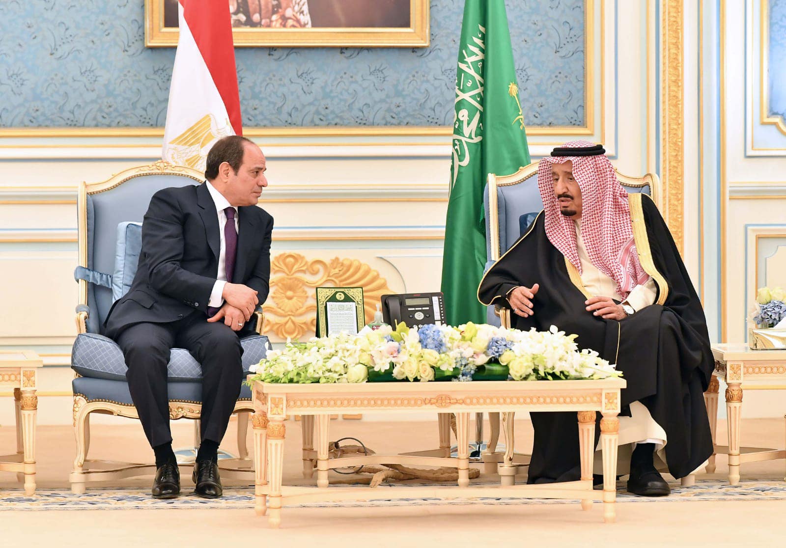 العاهل السعودي الملك سلمان بن عبد العزيز مع الرئيس المصري عبدالفتاح السيسي (الرئاسة المصرية)