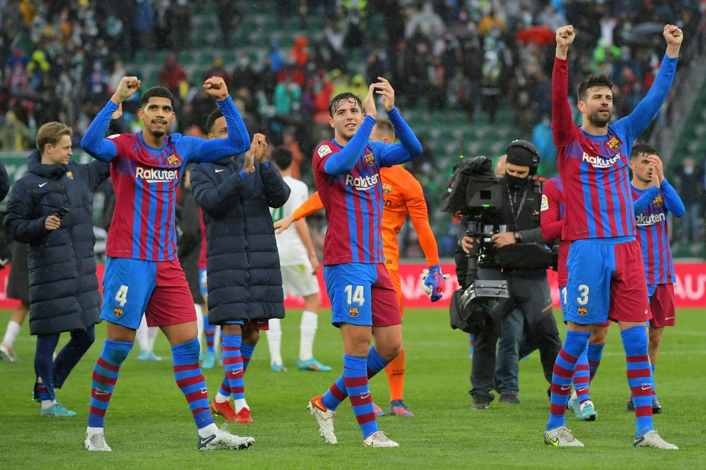 لاعبو برشلونة يحتفلون بالفوز على فريق إلتشي في الدوري الاسباني لكرة القدم على ملعب مارتينيس فاليرو في 6 آذار/مارس 2022 (ا ف ب)