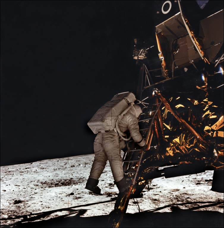 رائد الفضاء إدوين إ. ألدرين ينزل من المركبة "أبولو 11" للسير على سطح القمر في 21 تموز/يوليو 1969(ا ف ب)