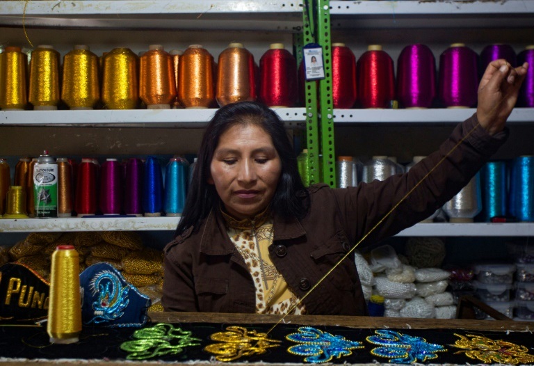 يولاندا شامي في مشغلها لتصنيع الملابس التقليدية في بونو بالبيرو في 22 شباط/فبراير 2022 (ا ف ب)