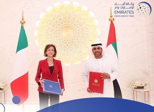 عبدالله سلطان بن عواد النعيمي وزير العدل الاماراتي ، مع  مارتا كارتابيا وزيرة العدل الإيطالية(وام)