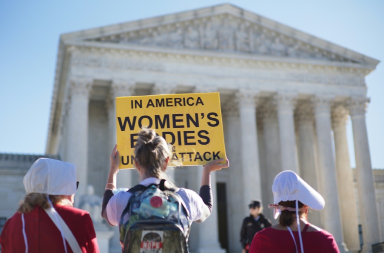 مؤيدون لحق الإجهاض يتظاهرون أمام المحكمة العليا في واشنطن في 01 تشرين الثاني/نوفمبر 2021 (ا ف ب)