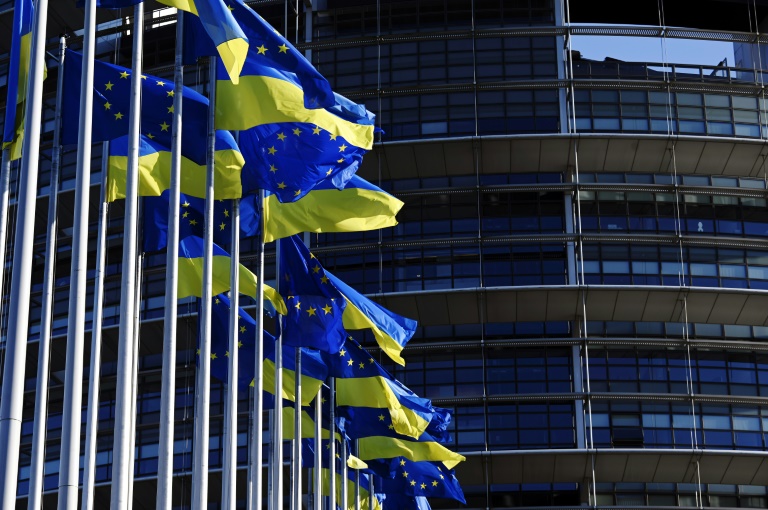   أعلام أوكرانيا والاتحاد الأوروبي أمام مقر البرلمان الأوروبي في مدينة ستراسبورغ الفرنسية في 8 شباط/فبراير 2022 (اف ب)