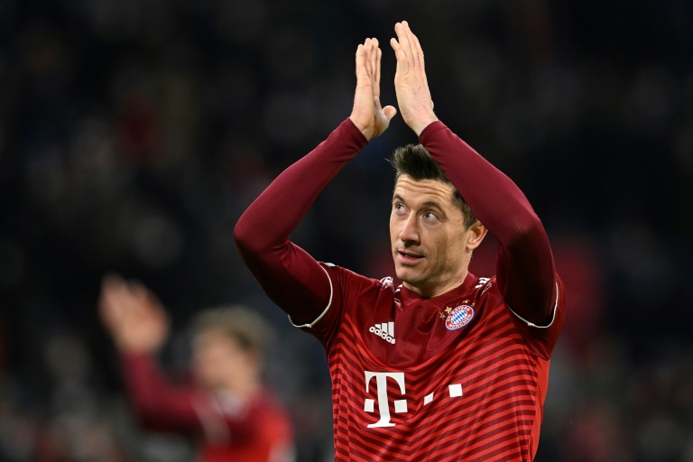 مهاجم بايرن ميونيخ البولندي روبرت ليفاندوفسكي محتفلا بتسجيله ثلاثية في دوري ابطال اوروبا. 8 اذار/مارس 2022 (  ا ف ب )