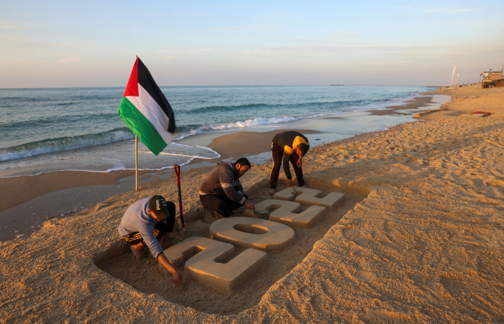 يشار إلى أن إجراءات لم الشمل الرسمية للفلسطينيين تتطلب موافقة إسرائيلية وفقا لاتفاقية أوسلو بين السلطة الفلسطينية وتل أبيب (أ ف ب)