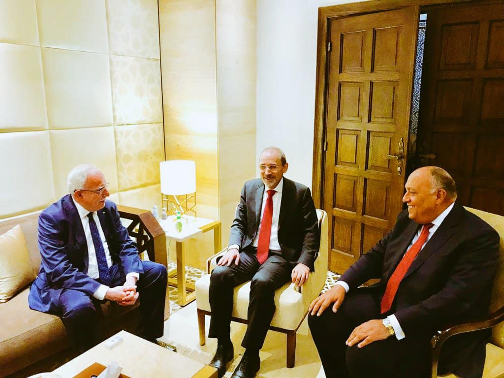 وزير الخارجية المصري سامح شكري ووزير الخارجية الأردني أيمن الصفدي، ووزير الخارجية والمُغتربين الفلسطيني رياض المالكي (الخارجية المصرية)