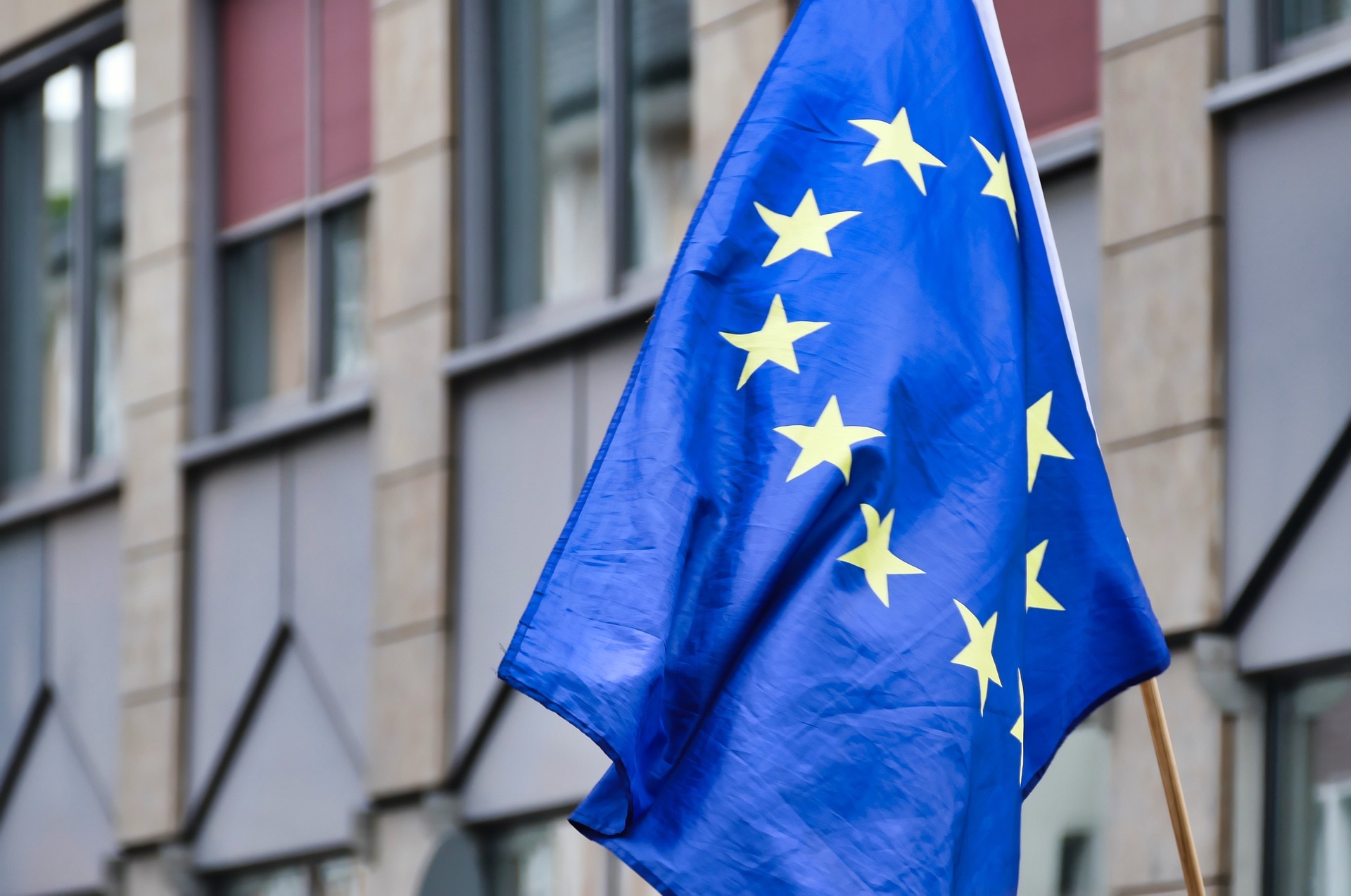 علم كبير للاتحاد الأوروبي في بروكسل (بيكساباي)
