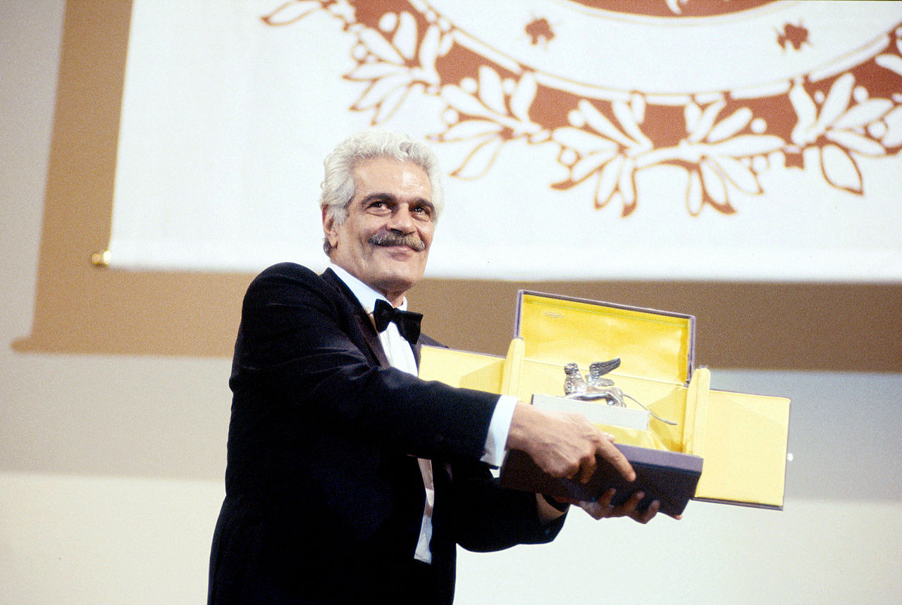 عمر الشريف يتسلم الأسد الذهبي في مهرجان البندقية السينمائي 2003 (ا ف ب)