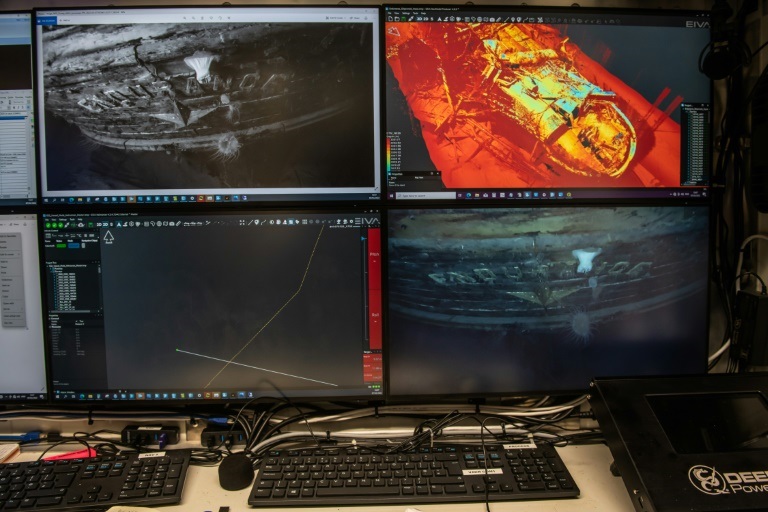 صور ومشاهد فيديو بالليزر لحطام سفينة المستكشف البريطاني إرنست شاكلتون "إنديورنس" معروضة في 7 آذار/مارس 2022 في غرفة التحكم على متن سفينة بعثة البحث في بحر ويديل (ا ف ب)