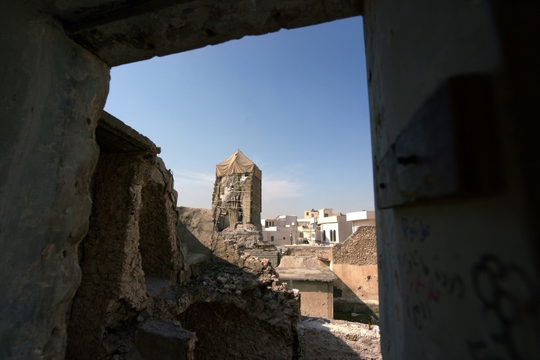 أعمال ترميم مسجد النوري في مدينة الموصل في شمال العراق في 23 شباط/فبراير 2022 (ا ف ب)