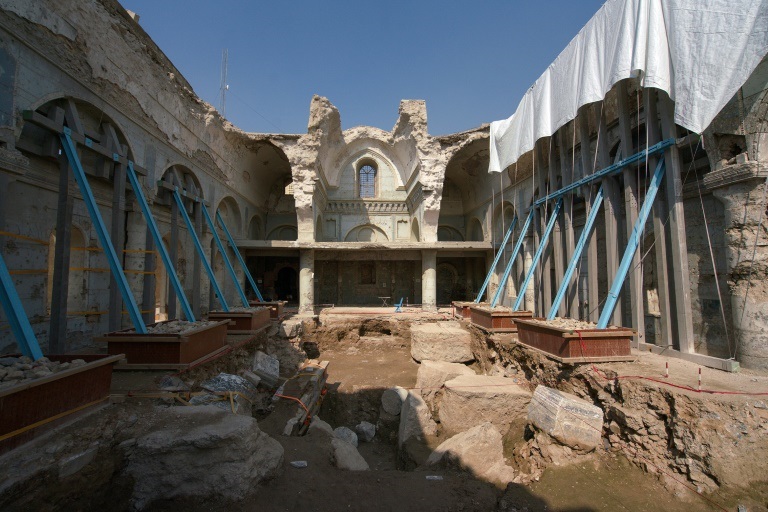 أعمال ترميم كنيسة في مدينة الموصل القديمة في شمال العراق في 23 شباط/فبراير 2022 (ا ف ب)