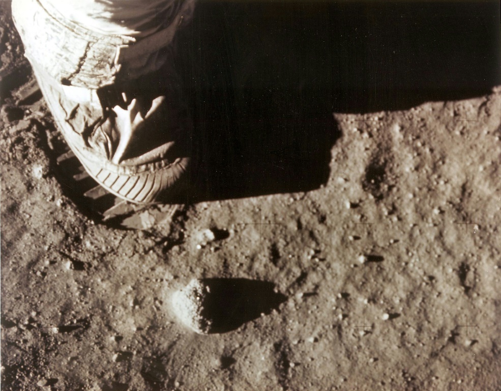 صورة التقطتها ناسا في 20 تموز/يوليو 1969 تظهر فيها القدم اليمنى لقائد "أبولو 11" نيل أرمسترونغ وهي تطأ سطح القمر حين أصبح هو وإدوين "باز" ألدرين أول إنسانين يمشيان عليه (أ ف ب)