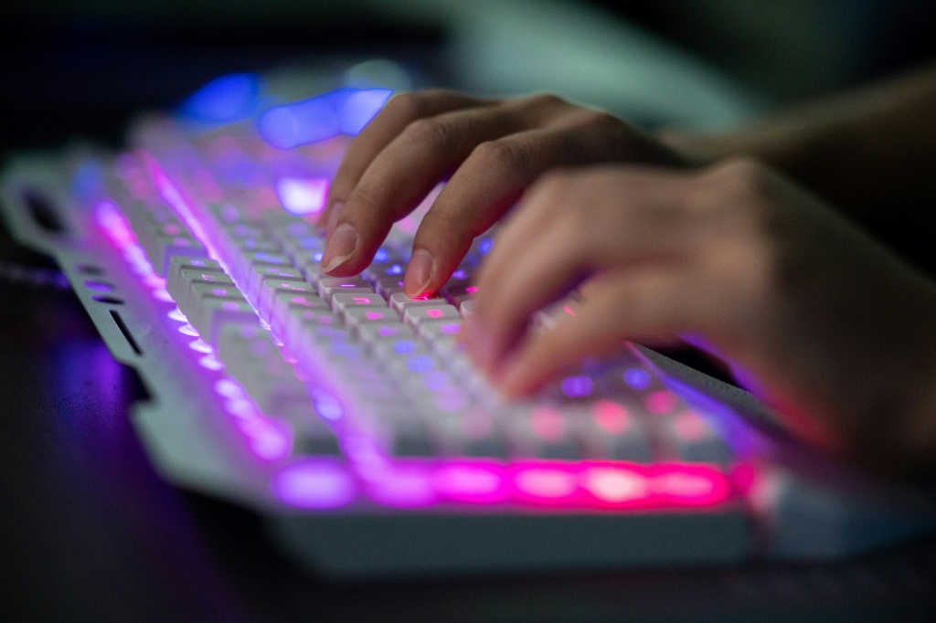 أفاد خبراء المعلومات المضللة بأنَّ روسيا تقود حملة منسقة لنشر روايات كاذبة حول العملية العسكرية في أوكرانيا (أ ف ب)