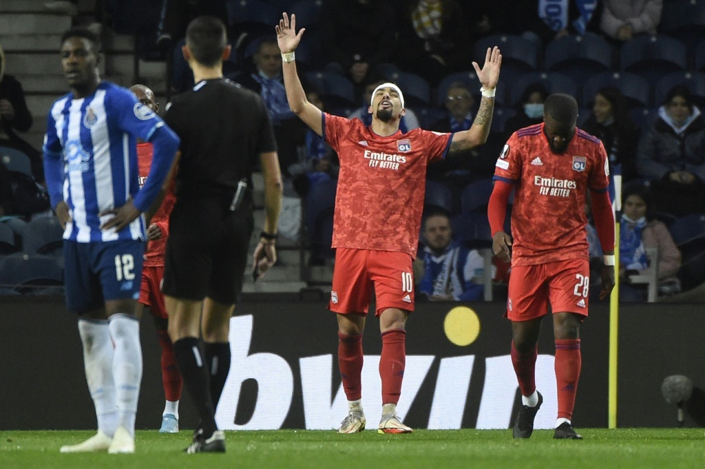 البرازيلي لوكاس باكيتا يحتفل بالتسجيل لليون الفرنسي في مرمى مضيفه بورتو البرتغالي في ذهاب الدور ثمن النهائي لمسابقة "يوروبا ليغ" في كرة القدم. بورتو، في 9 آذار/مارس 2022 (ا ف ب)