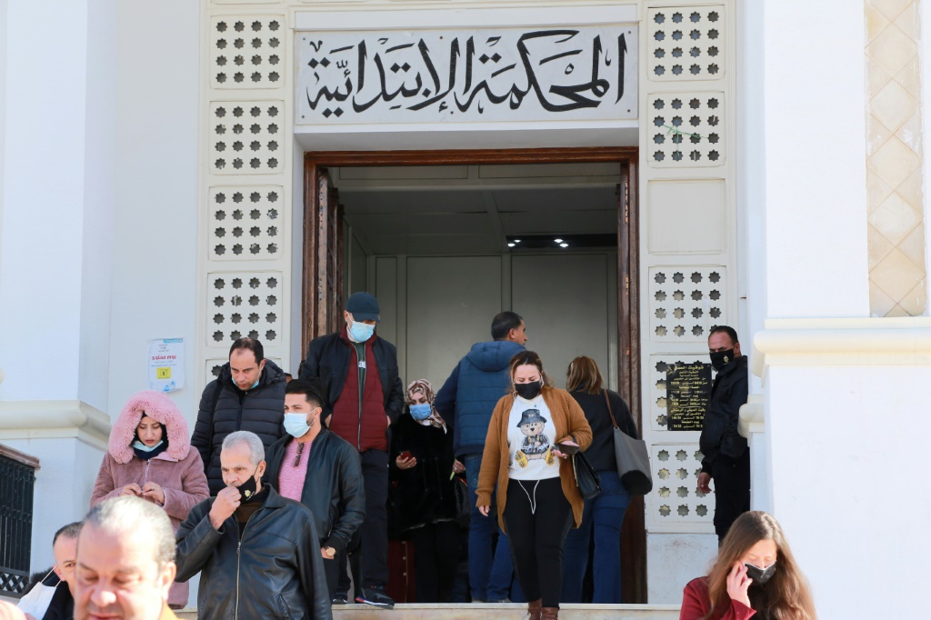 مواطنون ومحامون تونسون يغادرون المحكمة الابتدائية في محافظة أريانة بالعاصمة التونسية بعد إعلان إضراب قضائي في 9 شباط/فبراير 2022 اثر إعلان رئيس الجمهورية قيس سعيّد حلّ المجلس الأعلى للقضاء ؛(ا ف ب)