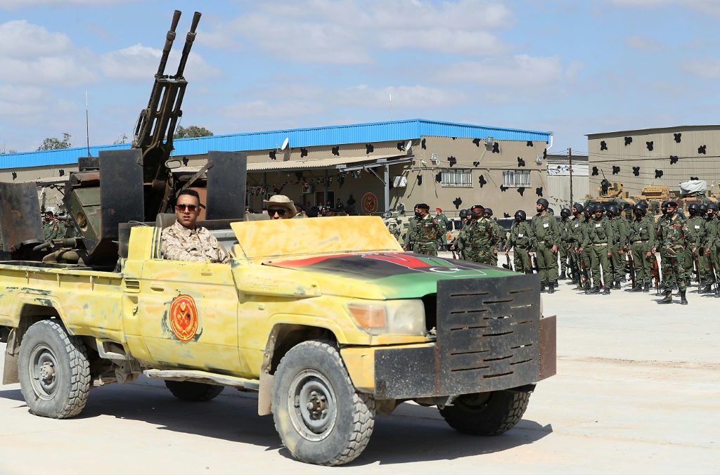 عناصر من القوات المسلحة الليبية الموالية للحكومة في طرابلس يشاركون في عرض تخرج عسكري في مدينة مصراتة شمال غرب ليبيا في الثالث من آذار/مارس 2022 (ا ف ب)