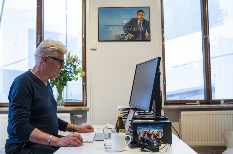 الشريك الإداري في شركة "إيكو رايتس" لحقوق البث التلفزيوني نيكولا سودرلند في مقر الشركة في ستوكهولم في التاسع من آذار/مارس 2022 (ا ف ب)