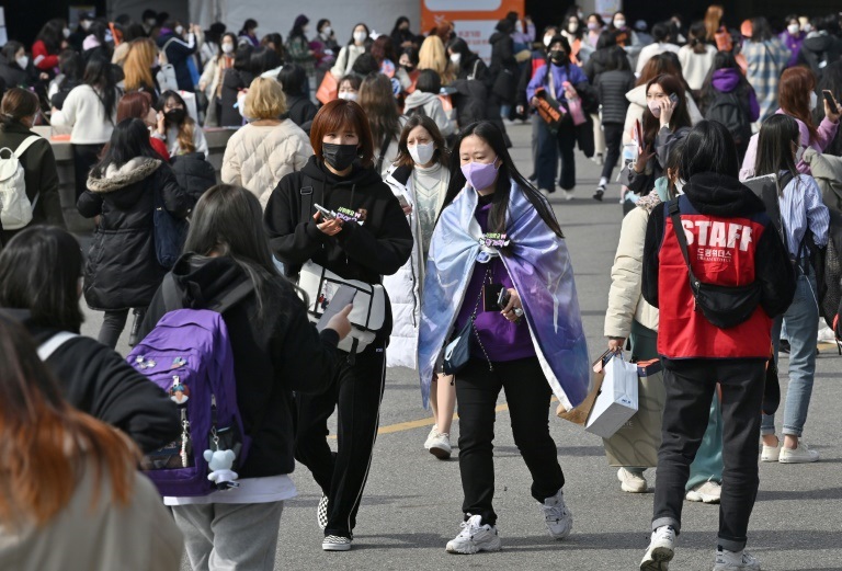 عدد من أفراد الجمهور يصلون إلى ملعب سيول الأولمبي في 10 آذار/مارس 2022 لحضور الحفلة الأولى بعد الجائحة لفرقة "بي تي إس" الكورية الجنوبية (ا ف ب)