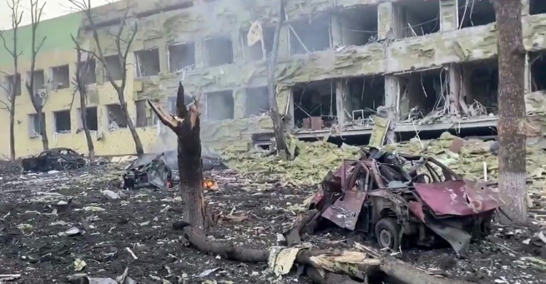 لقطة مقتطفة من مقطع فيديو نشرته الشرطة الأوكرانية في 9 آذار/مارس بعد قصف روسي على مستشفى أطفال في ماريوبول في أوكرانيا (ا ف ب)