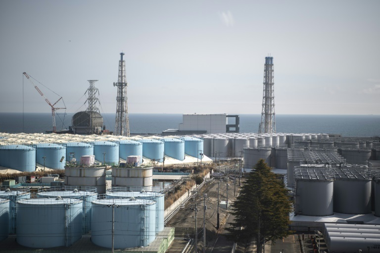 مباني المفاعل 3(ز) و4(ج) وخزانات المياه الملوثة في محطة فوكوشيما دايتشي للطاقة النووية في 5 آذار/مارس 2022 في أوكوما في اليابان (ا ف ب)