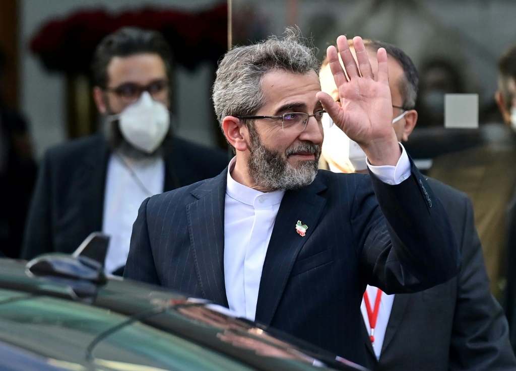 المفاوض الإيراني علي باقري مغادرا مقر انعقاد المفاوضات المتعلقة بالبرنامج النووي الإيراني الجمعة في فيينا (أ ف ب)