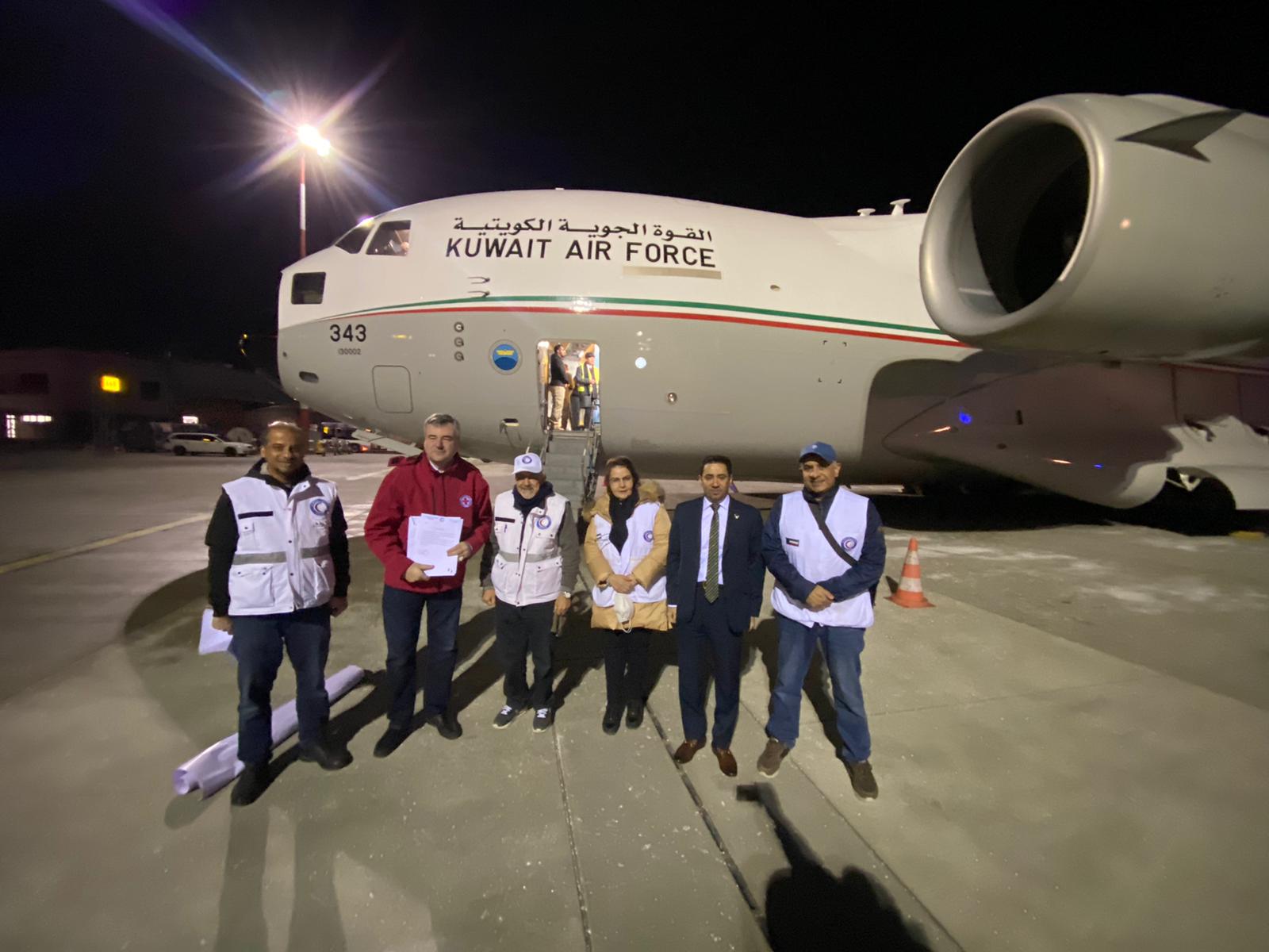 طائرة كويتية وفريق مساعدات كويتي (كونا)