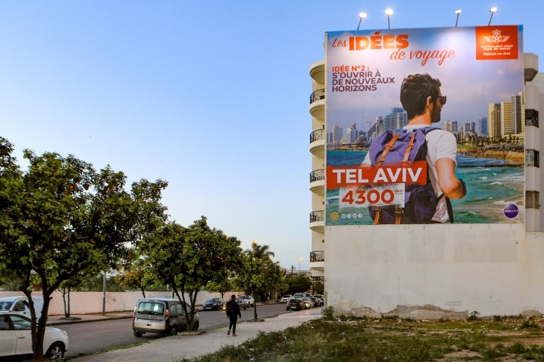 لافتة إعلانية لرحلات للخطوط الجوية المغربية إلى تل ابيب، في 10 آذار/مارس 2022 في الدار البيضاء (ا ف ب)